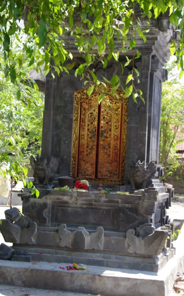 wood carved door in bali
