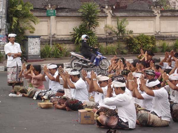 balinese praying at kuta bali